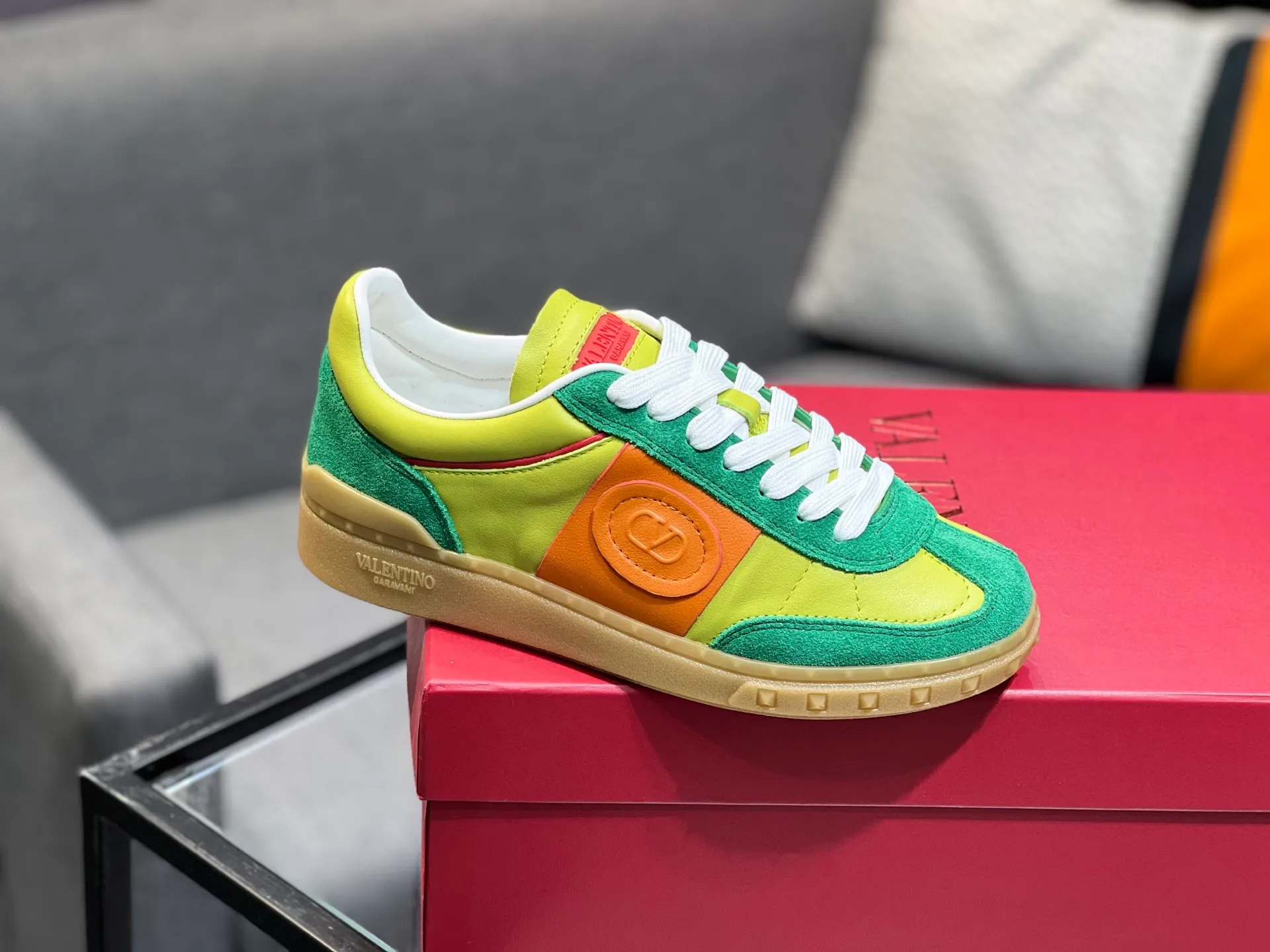 Men's shoes 💰620 👉🌹🌹VALENTINO counter synchronized new low-top casual sports shoes 👍Professional and high-end, perfect replica, first-class quality! 👍All made of original 1:1 materials, exclusive mold opening! 👍High mercerized cowhide fabric 👍TPU outsole, comfortable and wear-resistant, brand injection insole, 👍Full set of high-end counter packaging 👍All details are customized with 1:1 mold, striving for perfection! 👍Couple style female 35-41, male 38-46 (female 41, male 45 46 customized)